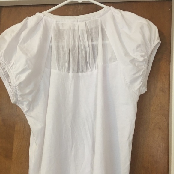 Cute white maternity t-shirt with buttons - Picture 3 of 4